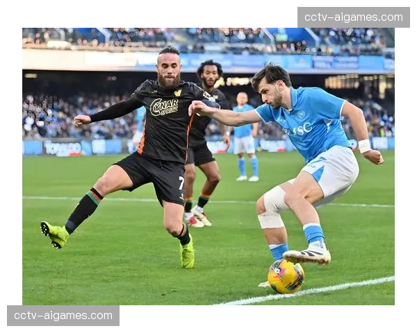 通讯:走访意甲萨索洛训练基地,看中游球队如何演练快速由守转攻。 通讯:走访意甲萨索洛训练基地,看中游球队如何演练快速由守转攻。